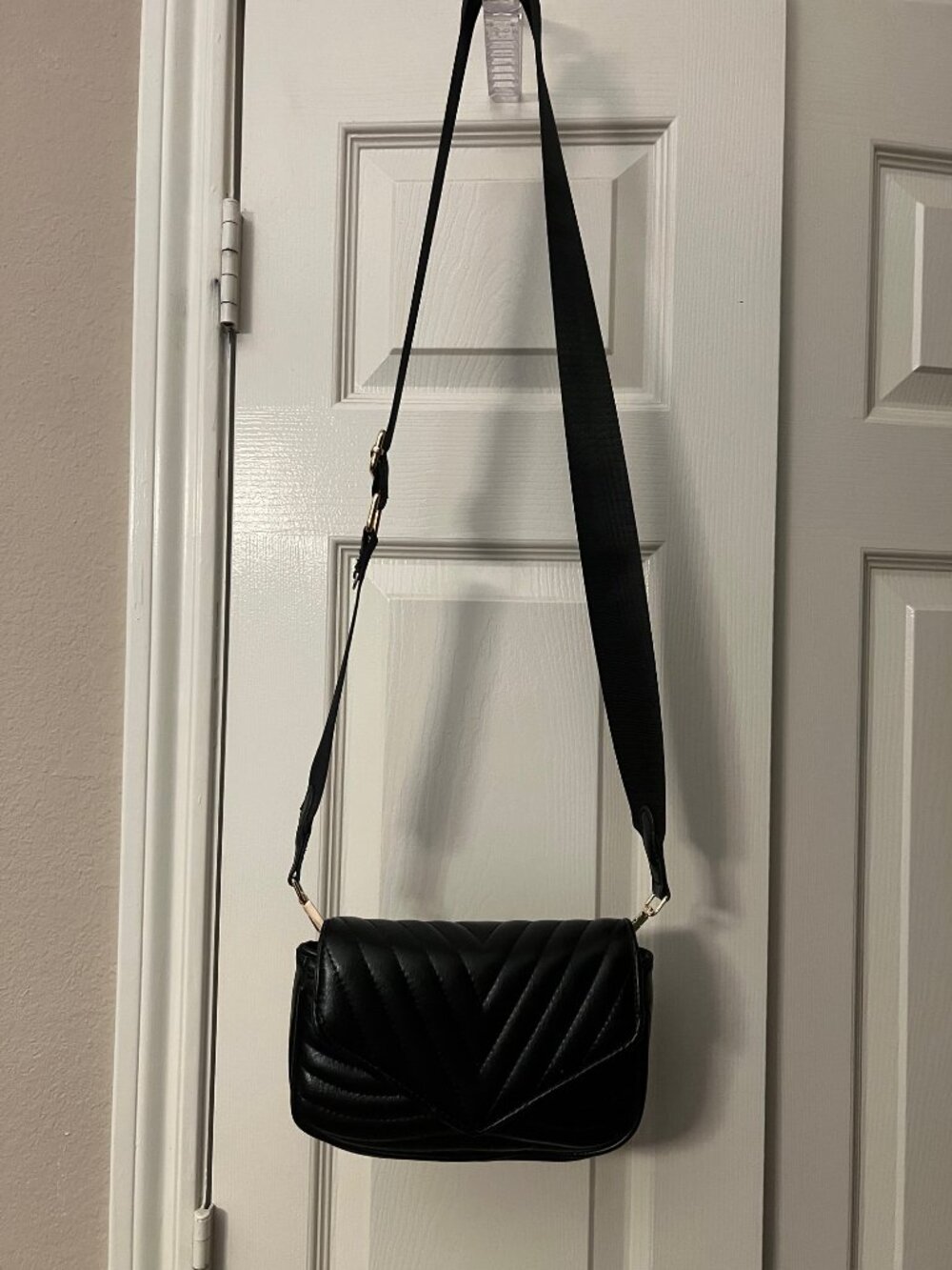 Black Quilted Crossbody Purse w/ Gold Hardware & Wide Strap + Chain & Coin